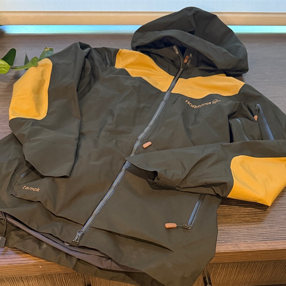 Norrona Women’s tamok Gore-Tex Performance Shell. Army green and tan.